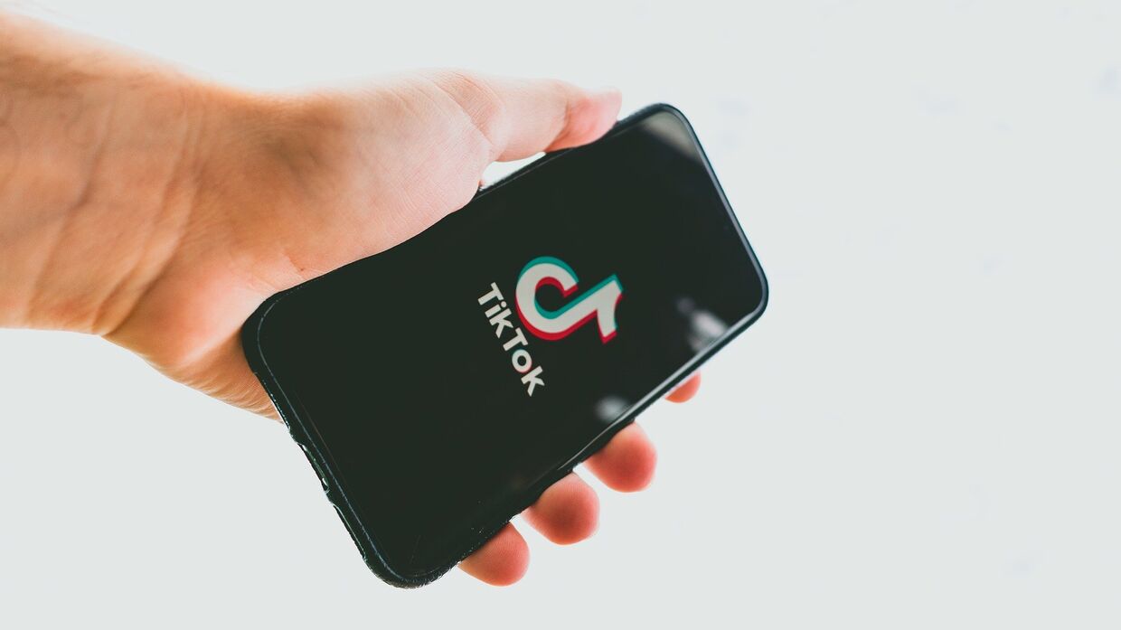 Приложение TikTok на экране смартфона