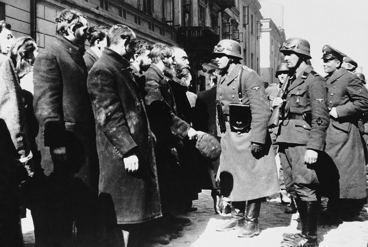 Нацистские солдаты и жители Варшавского гетто, весна 1943 года