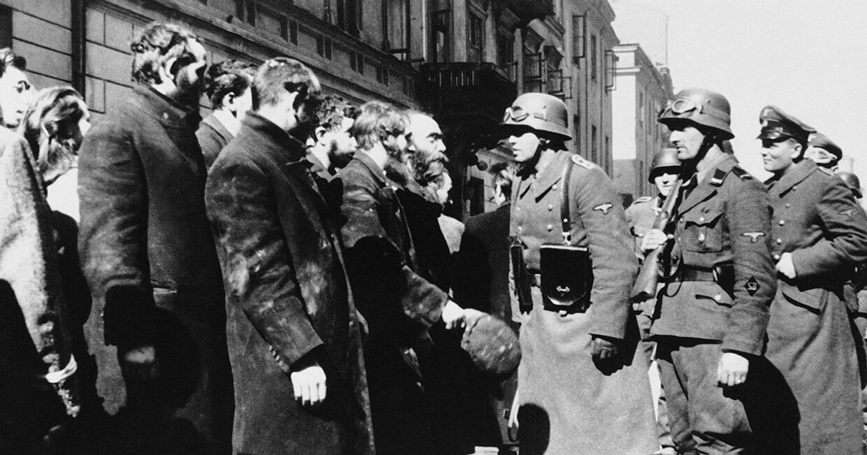 Нацистские солдаты и жители Варшавского гетто, весна 1943 года