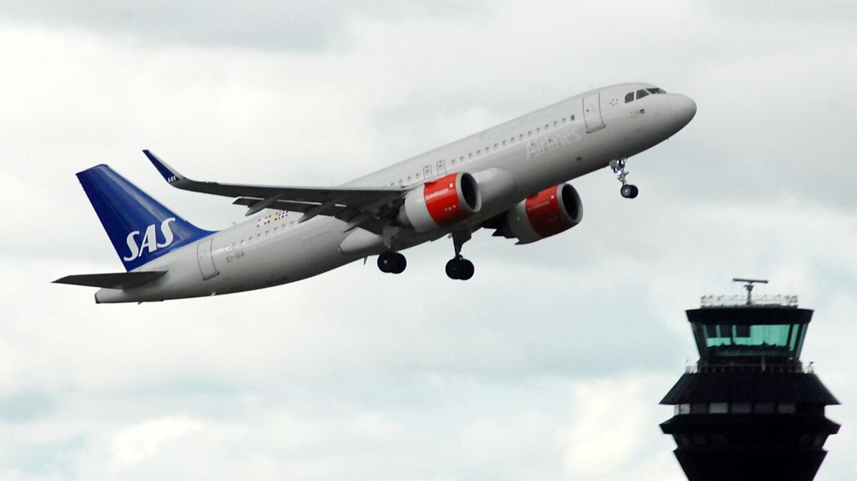 Самолет SAS на взлете в аэропорту