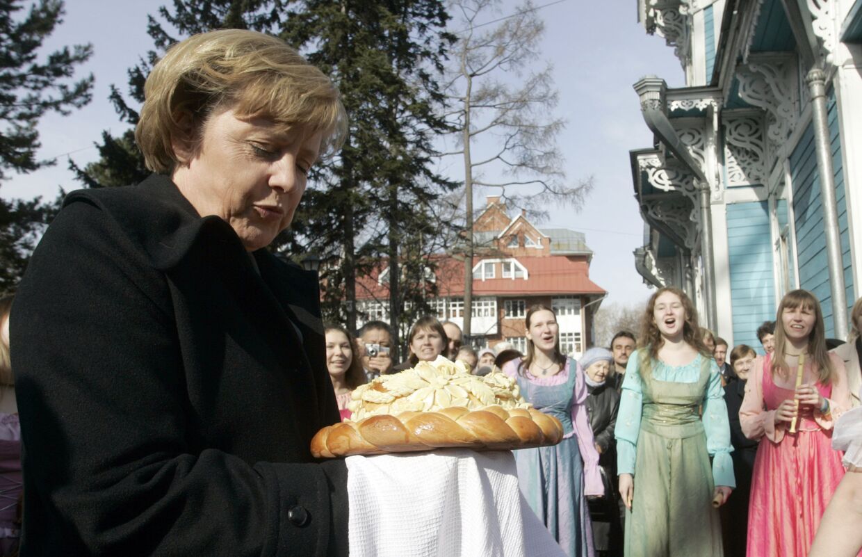Канцлера Германии Ангелу Меркель встречают хлебом-солью в Томске