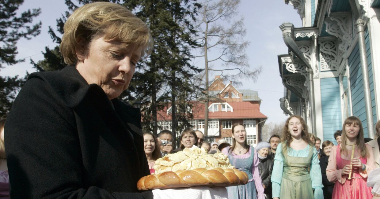 Канцлера Германии Ангелу Меркель встречают хлебом-солью в Томске