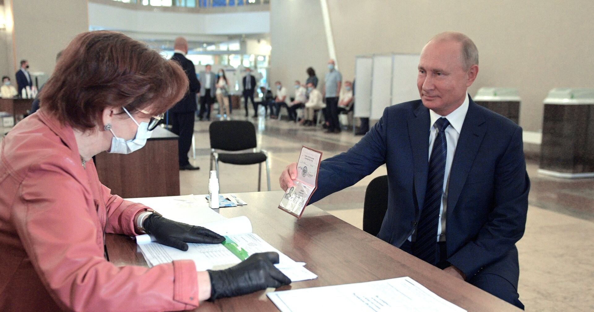 Президент РФ В. Путин принял участие в голосовании по внесению поправок в Конституцию РФ - ИноСМИ, 1920, 05.04.2021