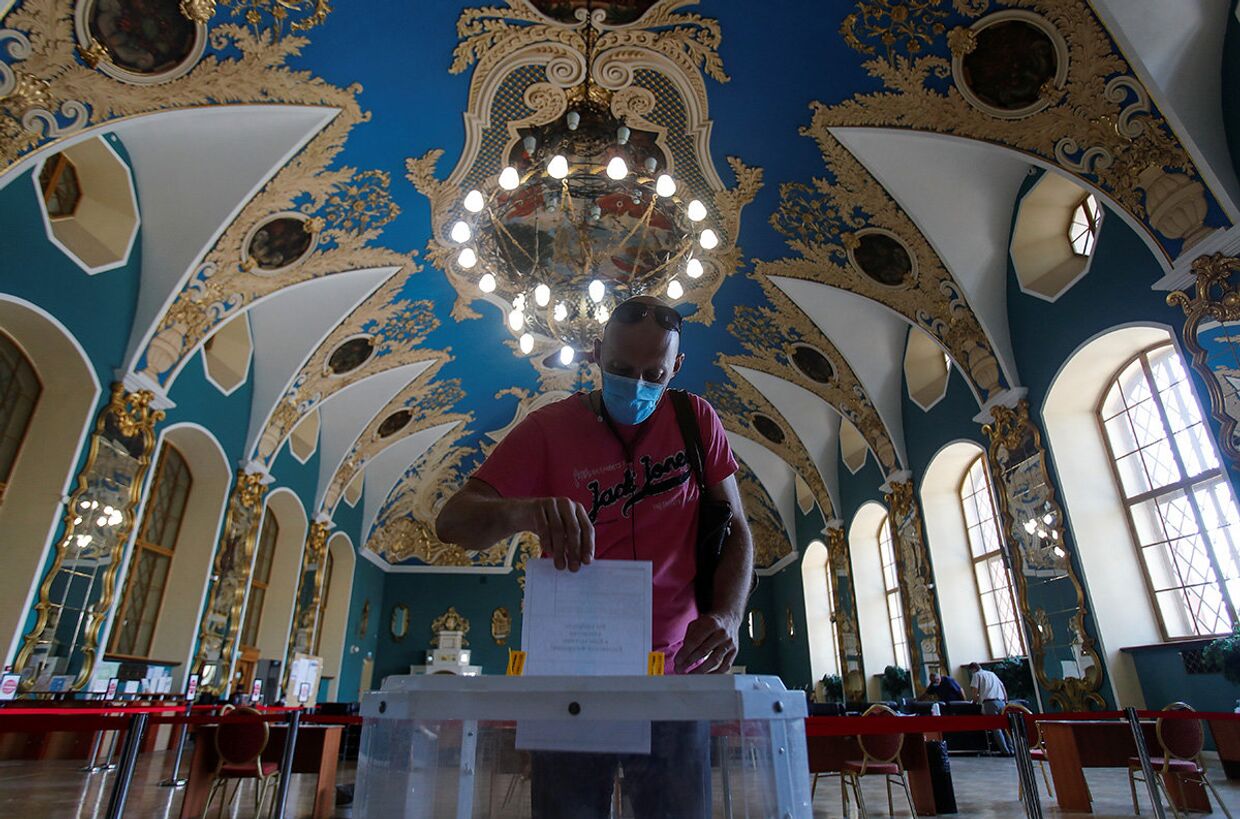Голосование на избирательном участке в Казанском вокзале в Москве