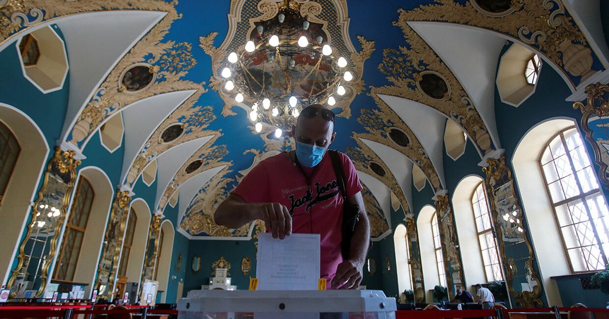 Голосование на избирательном участке в Казанском вокзале в Москве