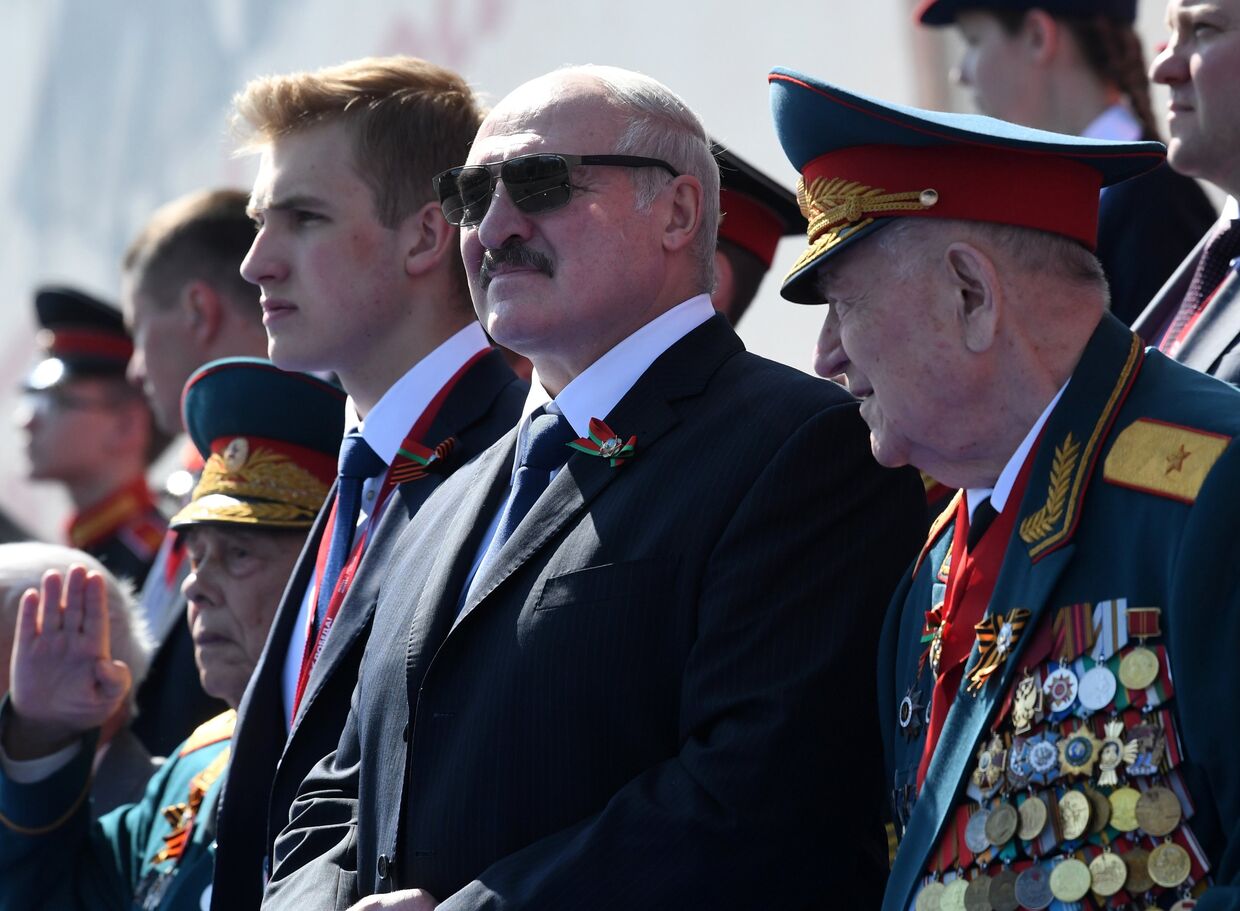 Президент Белоруссии Александр Лукашенко с сыном Николаем (в центре) на параде в Москве