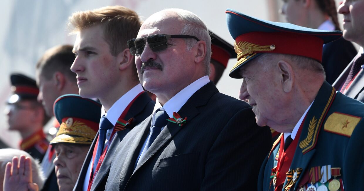 Президент Белоруссии Александр Лукашенко с сыном Николаем (в центре) на параде в Москве