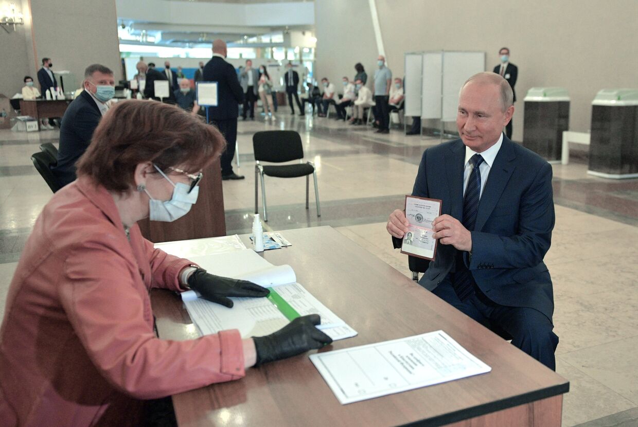 Президент РФ В. Путин принял участие в голосовании по внесению поправок в Конституцию РФ