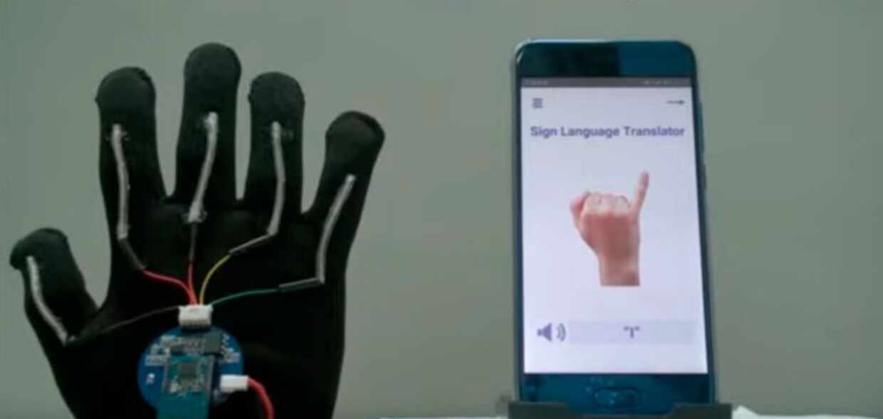 Перчатка, которая переводит в режиме реального времени язык жестов