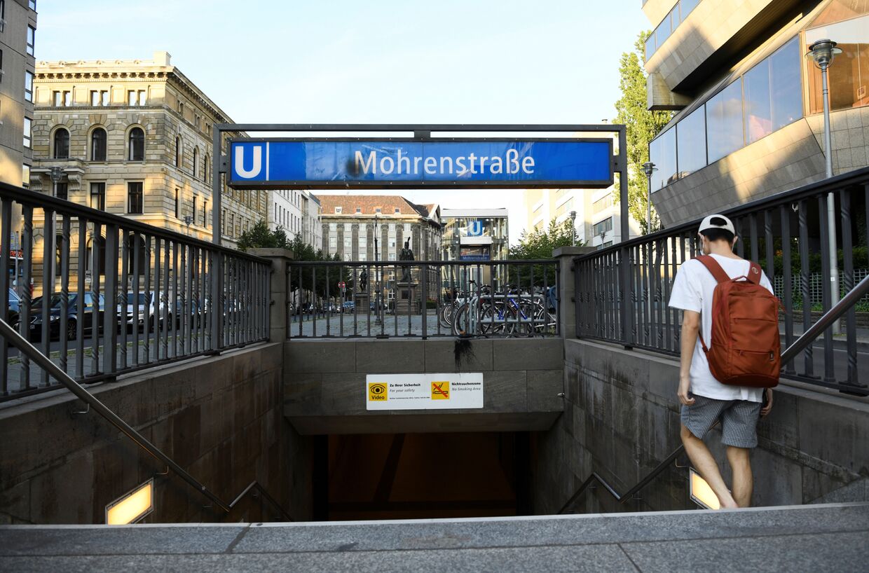 Мужчина входит в станцию метро Моренштрассе, Берлин, Германия