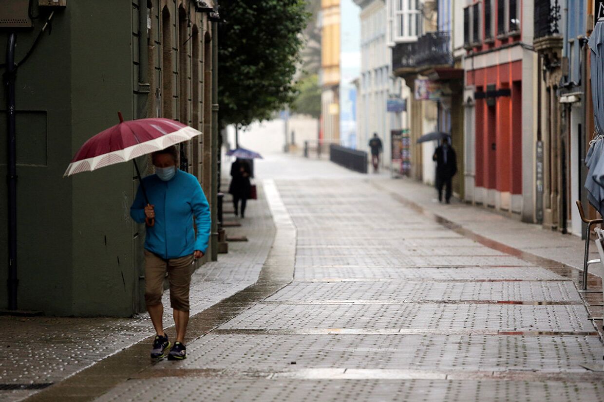 Прохожие на улице в Рибадео, провинция Луго в составе автономного сообщества Галисия