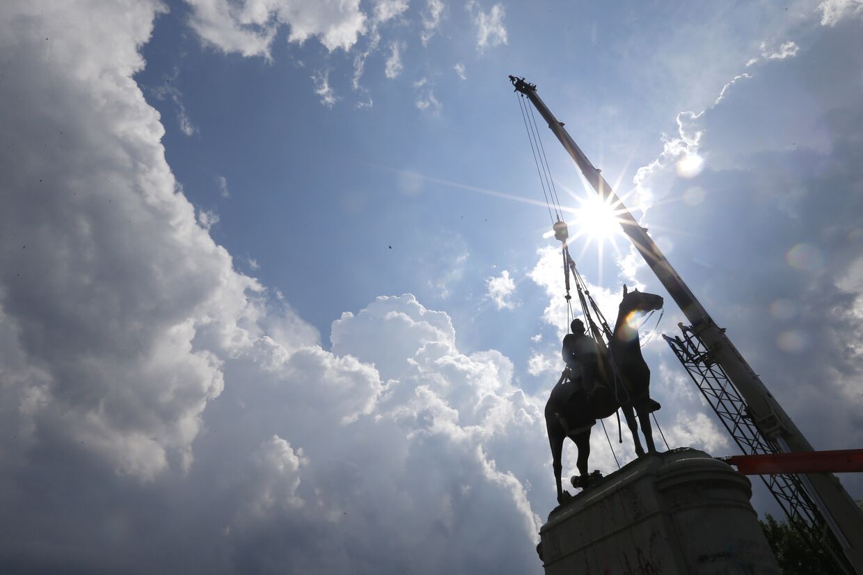 1 июля 2020. В Ричмонде, Вирджиния, сносят памятник генералу-конфедерату Томасу Джонатану «Стоунволлу» Джексону