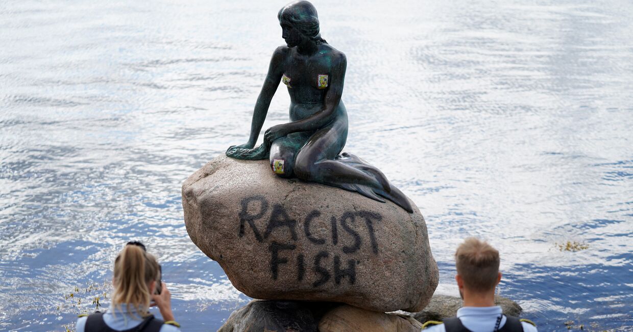 3 июля 2020. Вандалы написали слова «расистская рыба» на «Русалочке» в Копенгагене, Дания