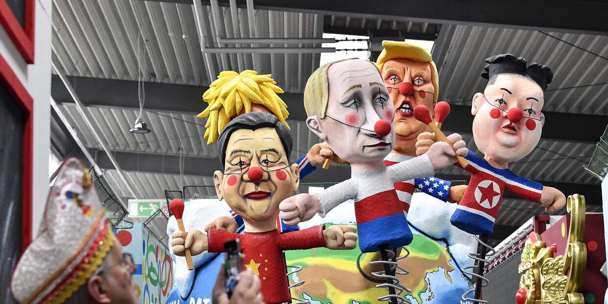 Фигуры, изображающие Си Цзиньпина, Владимира Путина, Дональда Трампа и Ким Чем Ына, на карнавале в Кёльне, Германия