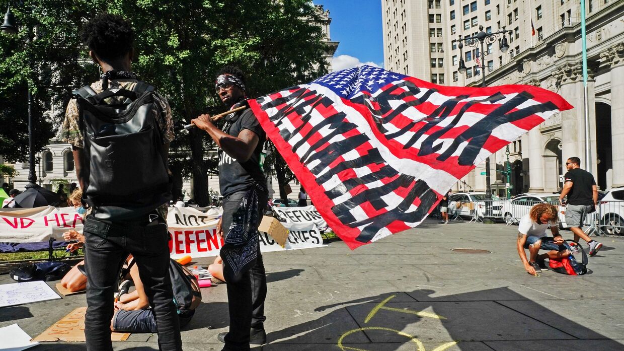 Протестующие в Нью-Йорке разбили палаточный лагерь у здания мэрии