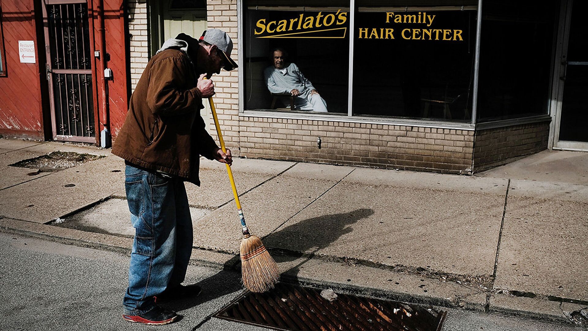 Безработный подметает улицу за вознаграждение в городе Клэртон, штат Пенсильвания - ИноСМИ, 1920, 09.07.2020
