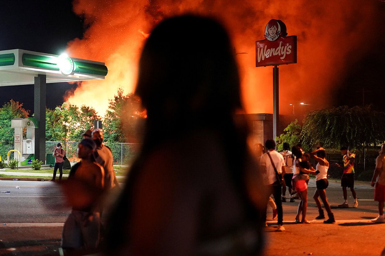 Ресторан Wendy’s горит во время беспорядков в Атланте, штат Джорджия