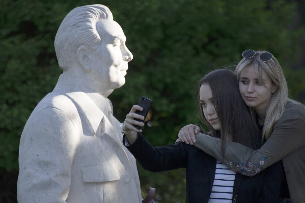 Бюст генерального секретаря ЦК КПСС Леонида Ильича Брежнева в парке Музеон