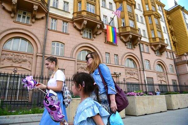 Флаг ЛГБТ-сообщества на здании посольства США в Москве Флаг ЛГБТ-сообщества на здании посольства США в Москве