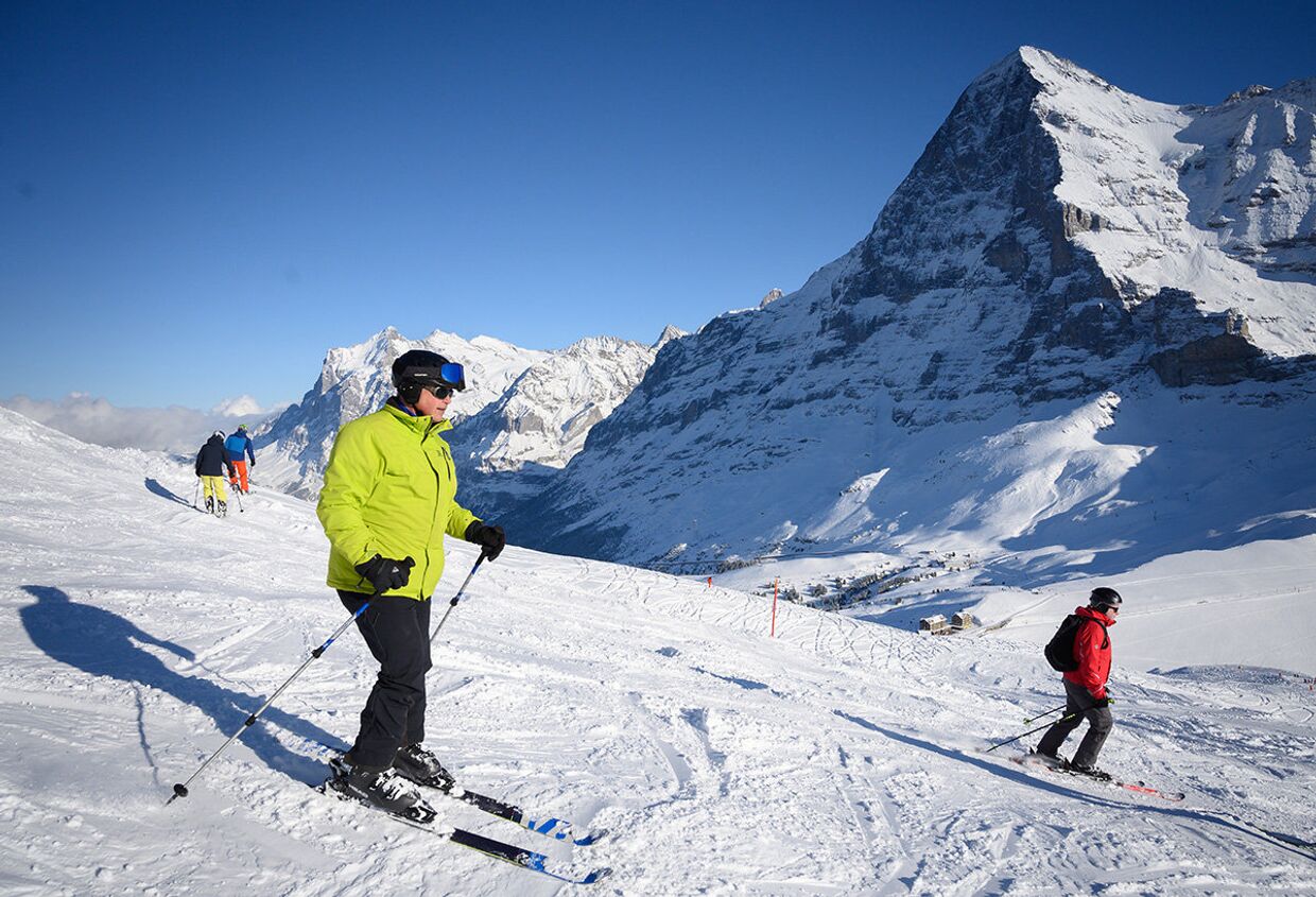 Туристы катаются на лыжах в Кляйне-Шейдегге, Гриндельвальд, Швейцария