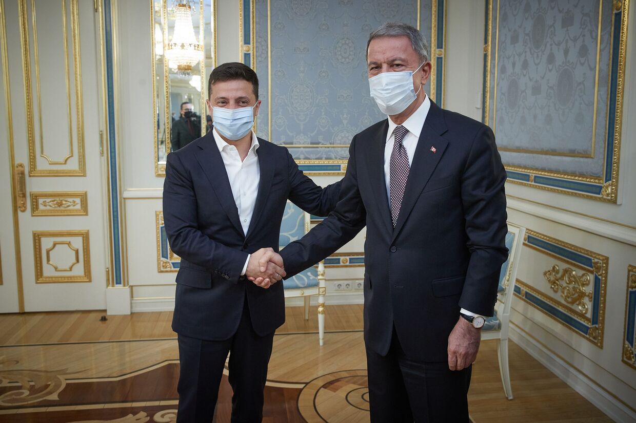 Президент Украины Владимир Зеленский провел встречу с министром национальной обороны Турецкой Республики Хулуси Акаром