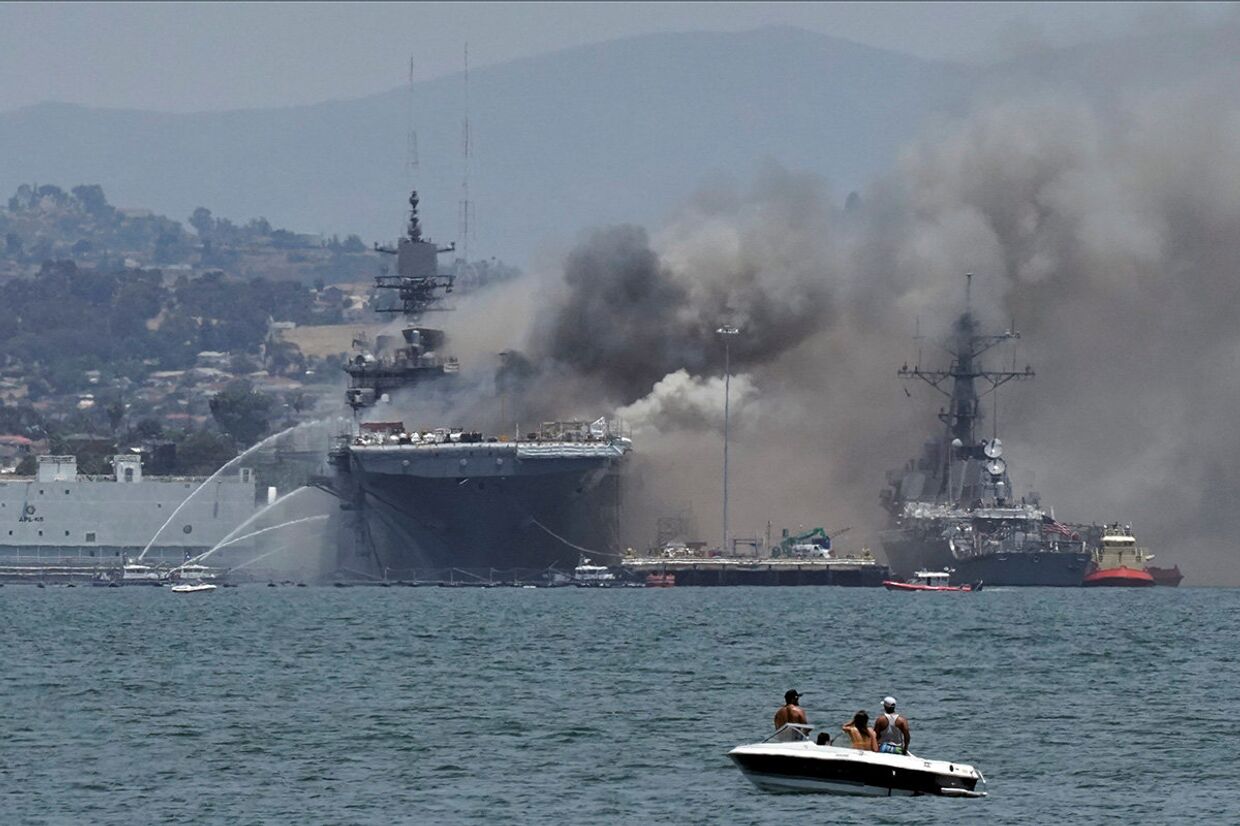 Пожар на корабле USS Bonhomme Richard в Сан-Диего