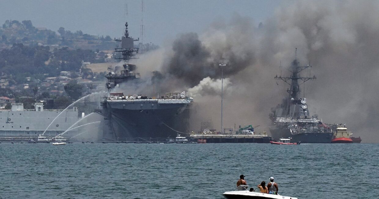 Пожар на корабле USS Bonhomme Richard в Сан-Диего