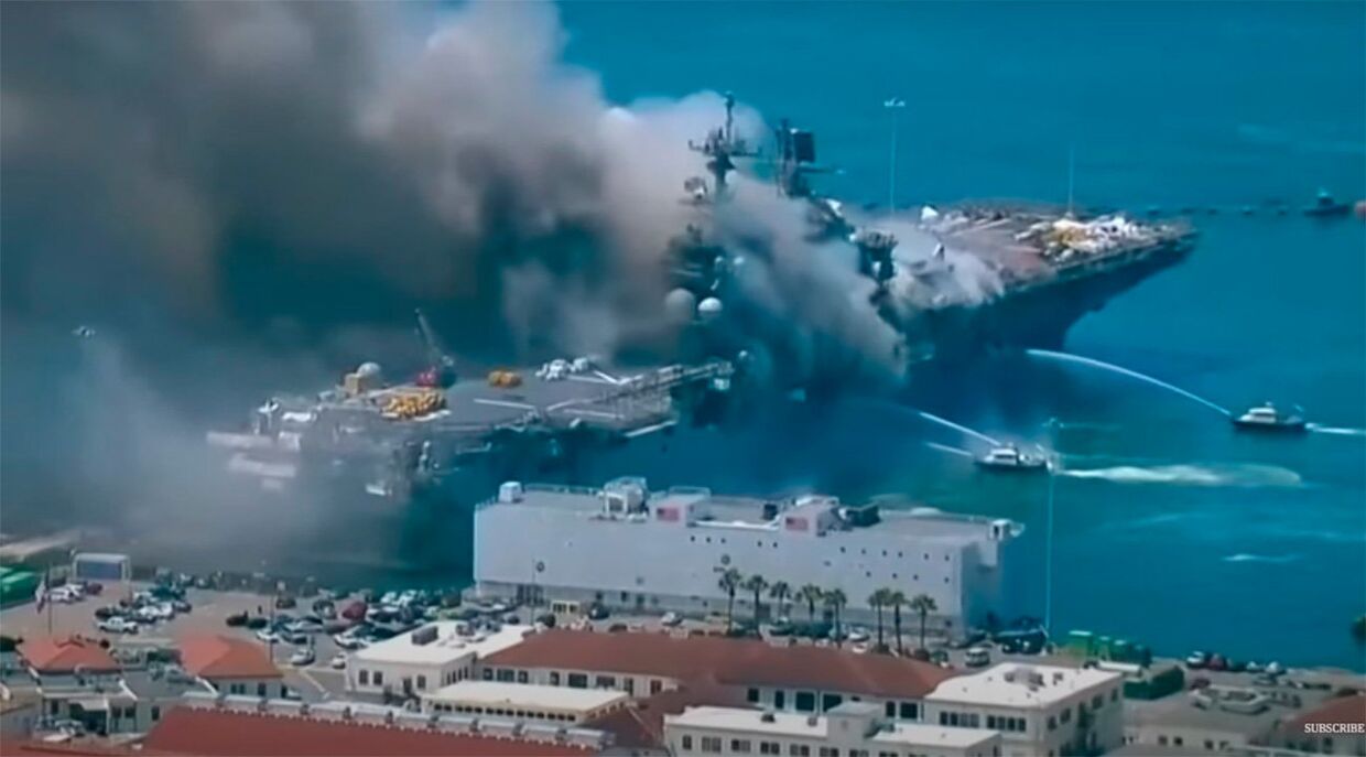 Взрыв и пожар на борту американского корабля