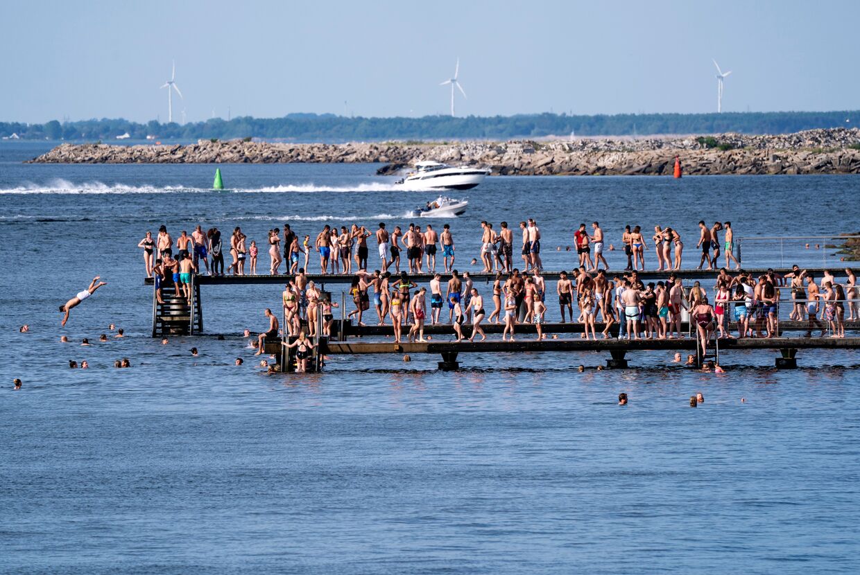 Люди купаются во время жары в Мальмё, Швеция