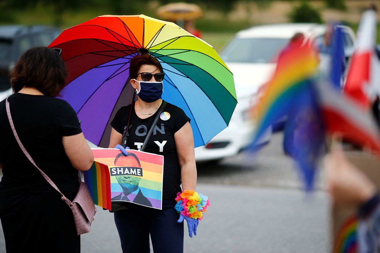 ЛГБТ активисты во время акции протеста на предвыборном митинге Анджея Дуды в Томашув-Мазовецком, Польша