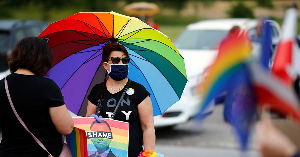 ЛГБТ активисты во время акции протеста на предвыборном митинге Анджея Дуды в Томашув-Мазовецком, Польша