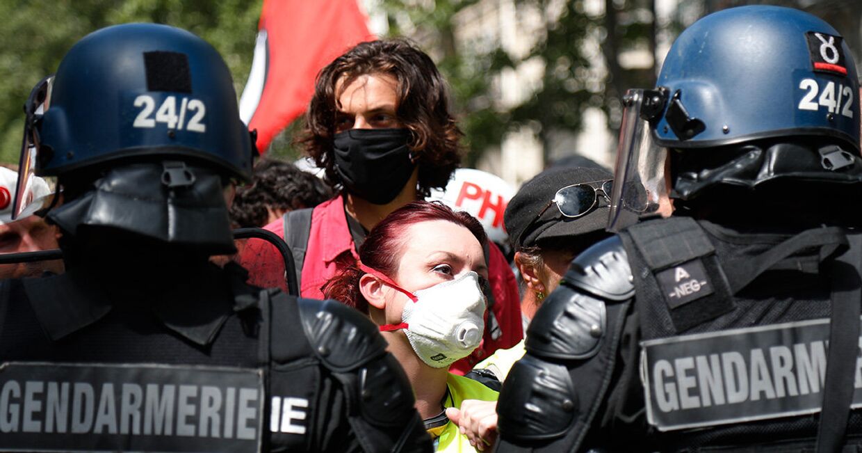 Участники беспорядков во время демонстрации в Париже