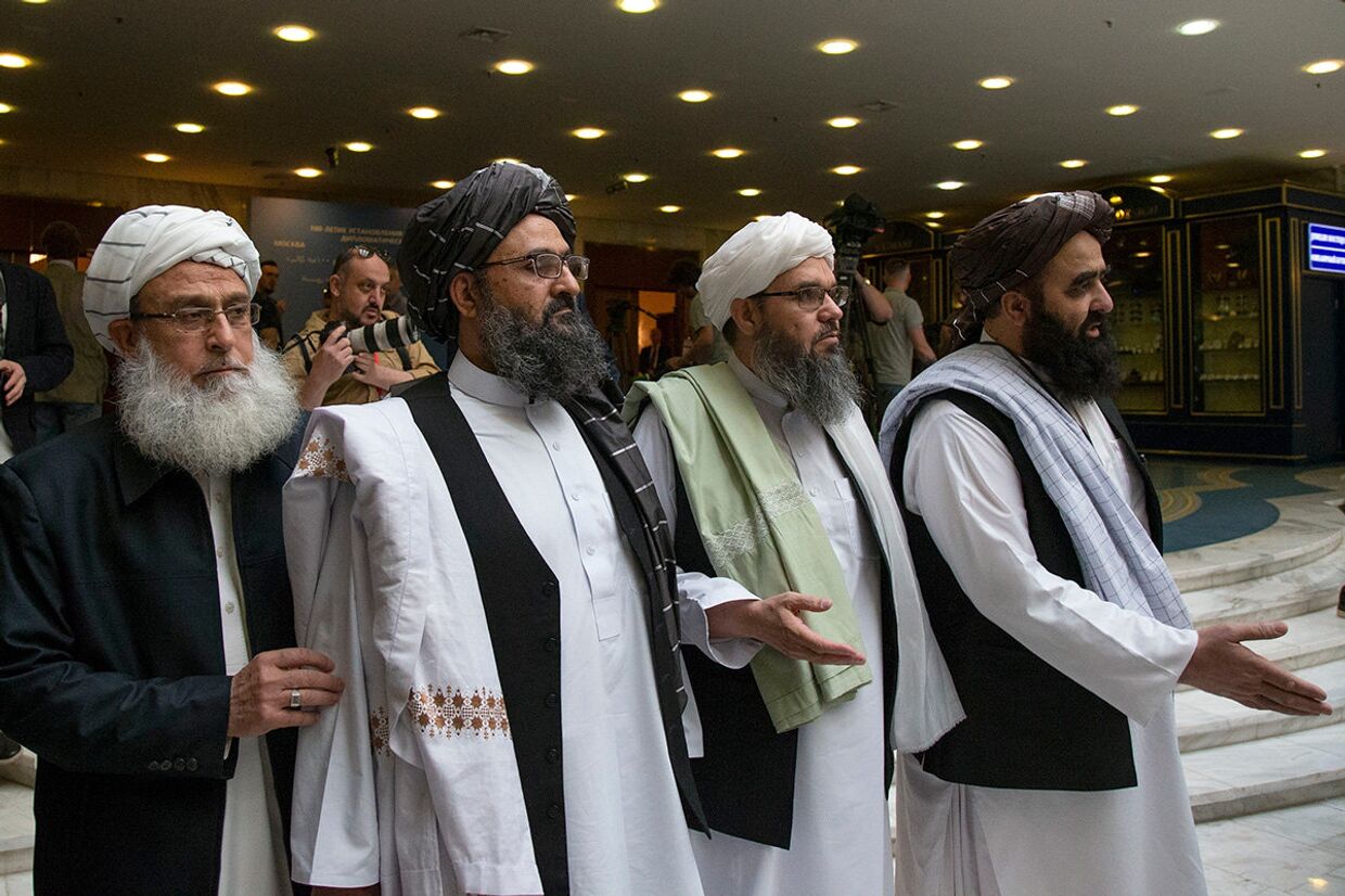 Мулла Абдул Гани Барадар с членами делегации талибов во время переговоров в Москве