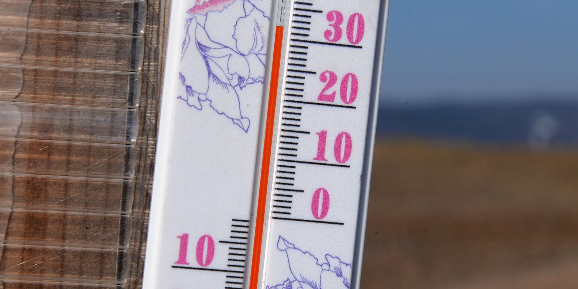 +32 градуса Цельсия на солнце показывает термометр на стене зимнего передвижного рыбацкого домика на берегу реки Енисей в окрестностях Красноярска - ИноСМИ, 1920, 13.07.2022