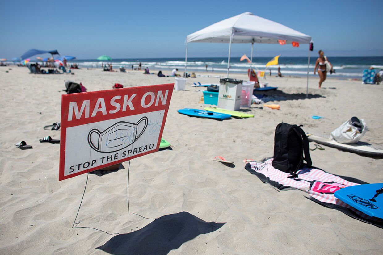 Предупреждающий знак на пляже в Дель-Маре, Калифорния
