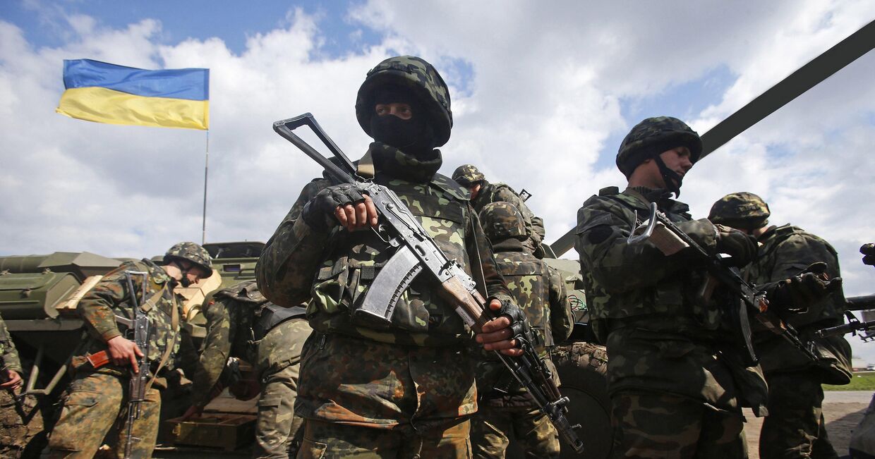 Украинские военные на линии разграничения в Донбассе