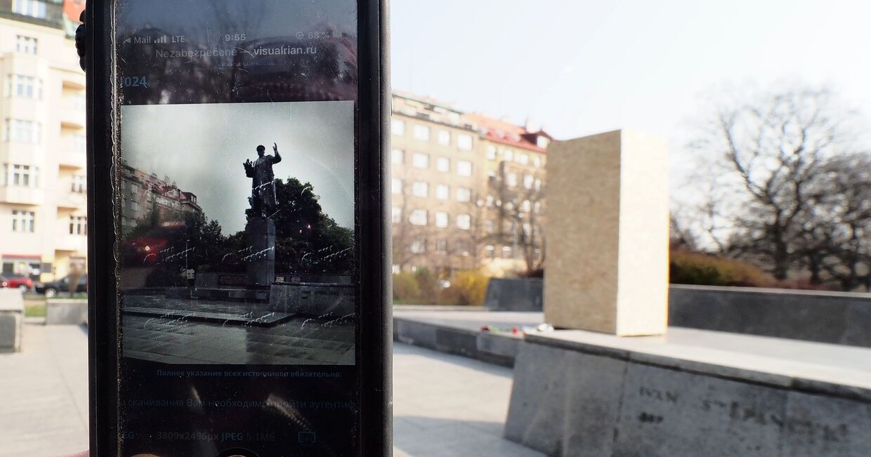 Сотовый телефон с фотографией памятника маршалу СССР Ивану Коневу и пустой постамент, Прага, Чехия
