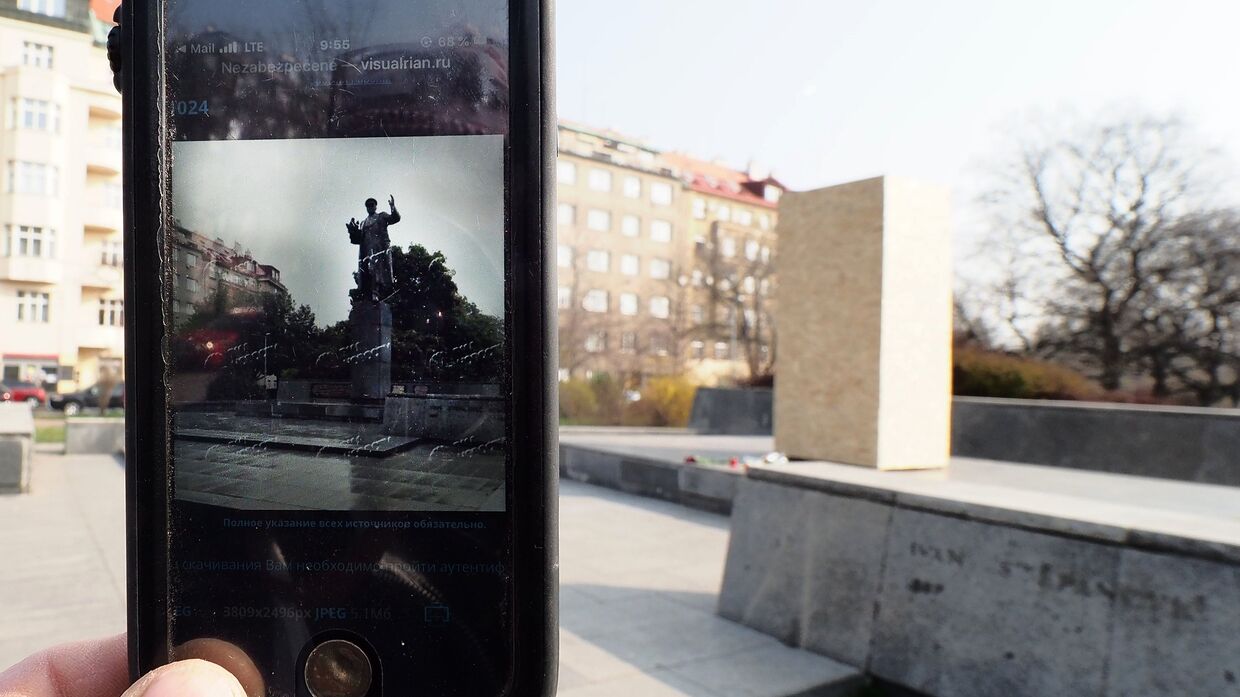 Сотовый телефон с фотографией памятника маршалу СССР Ивану Коневу и пустой постамент, Прага, Чехия
