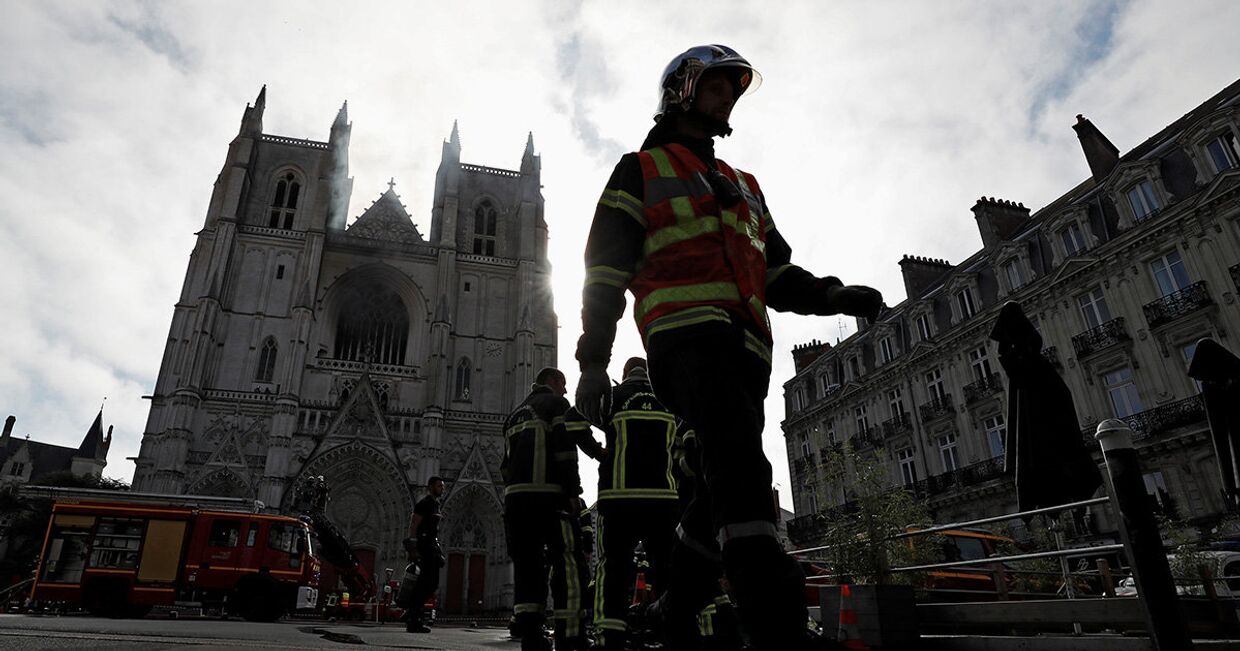 Французские пожарные на месте пожара в соборе Святых Петра и Павла в Нанте