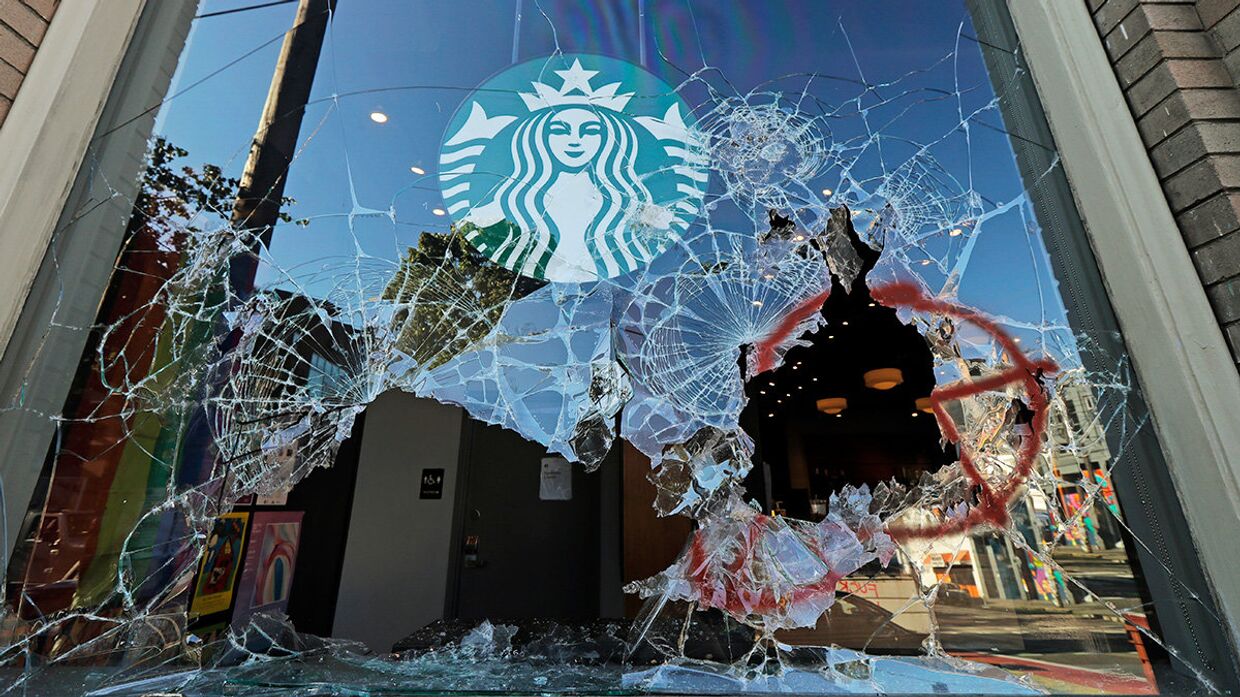 Разбитые витрины в кофейне Starbucks в Сиэтле