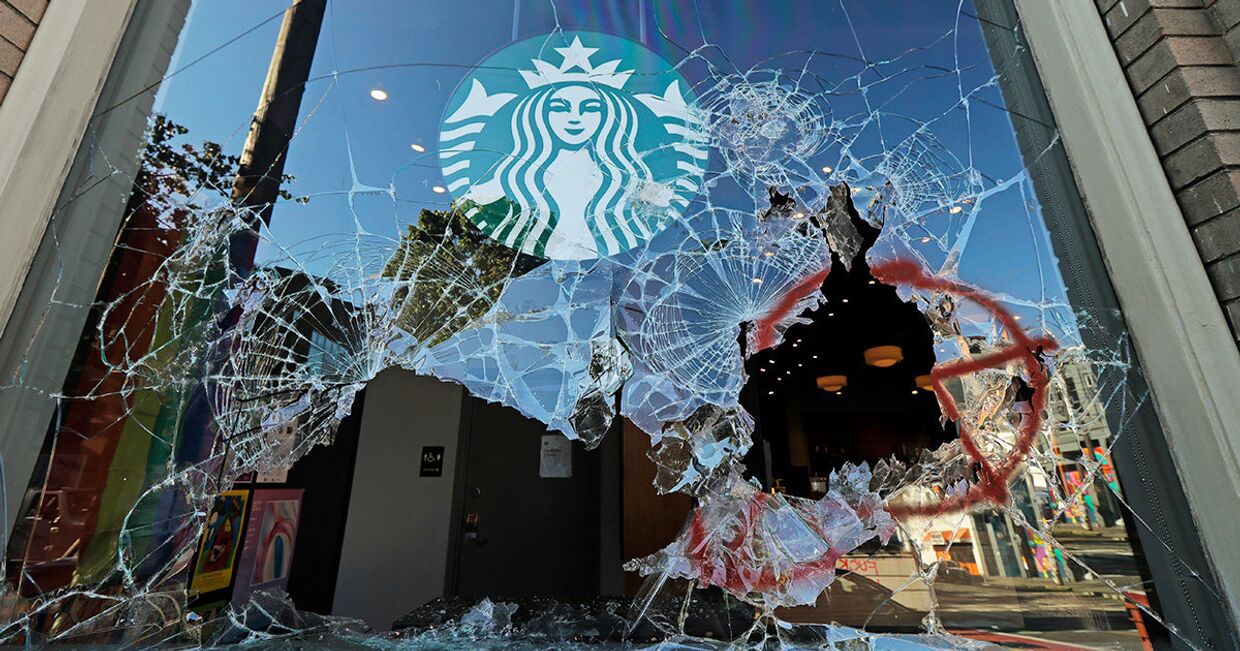 Разбитые витрины в кофейне Starbucks в Сиэтле