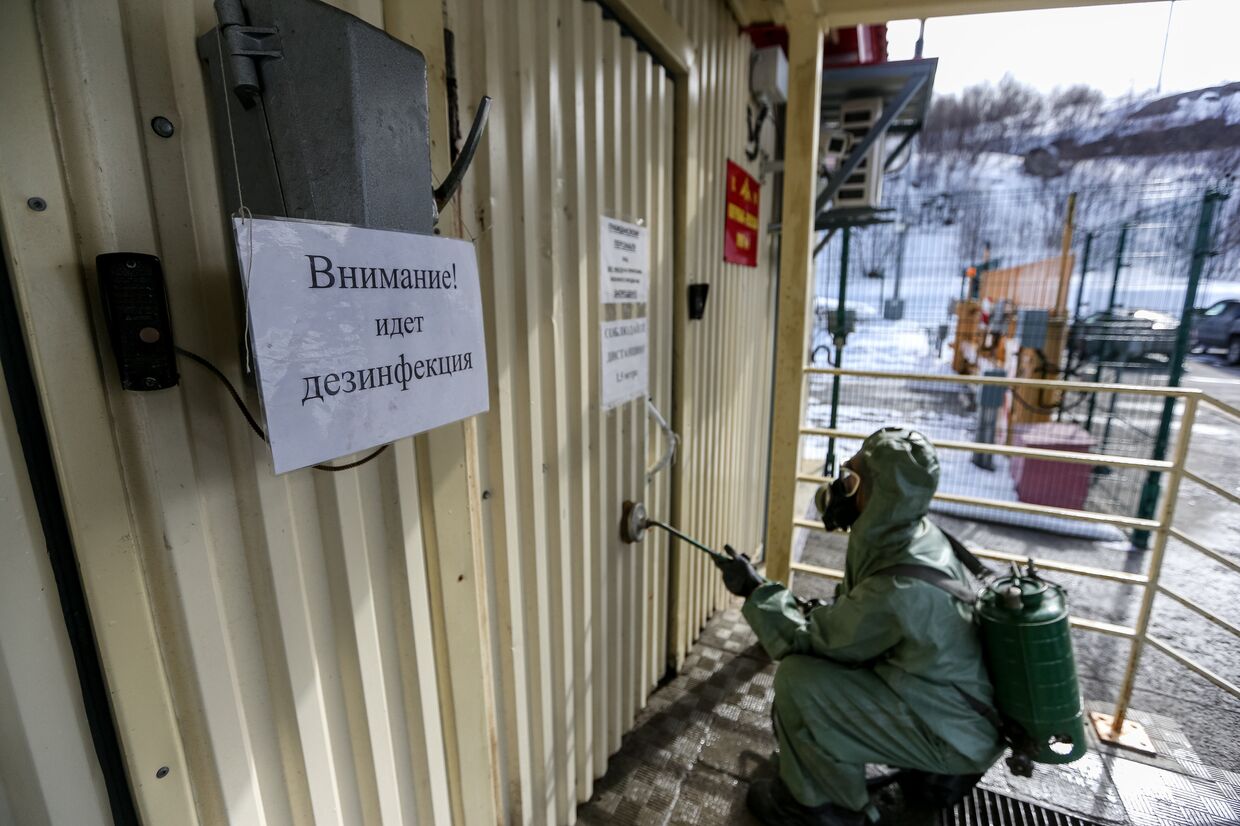 Санитарная обработка КПП на входе в базу Северного флота РФ в Североморске