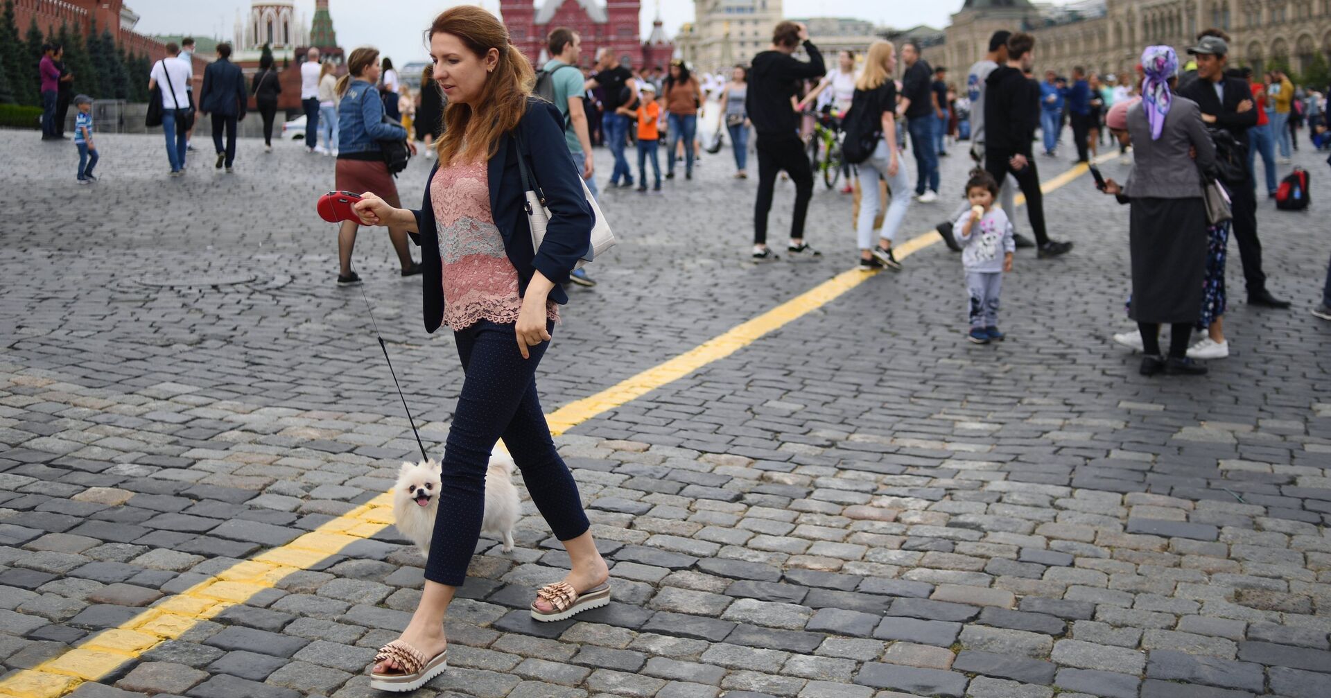 В москве проживает человек. Россияне фото. Москвичи отдыхают. Люди гуляют по красной площади. Люди гуляют в Будапеште.