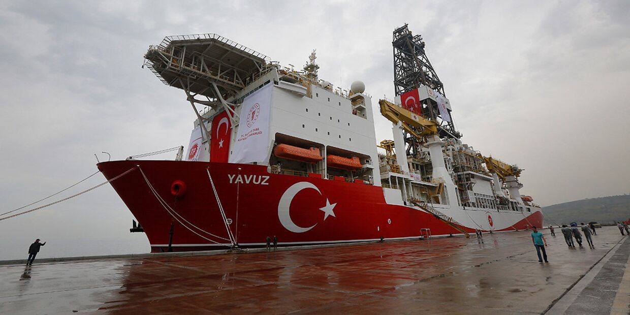 Турецкое буровое судно готовится к отправке в Средиземное море в порту Диловаси