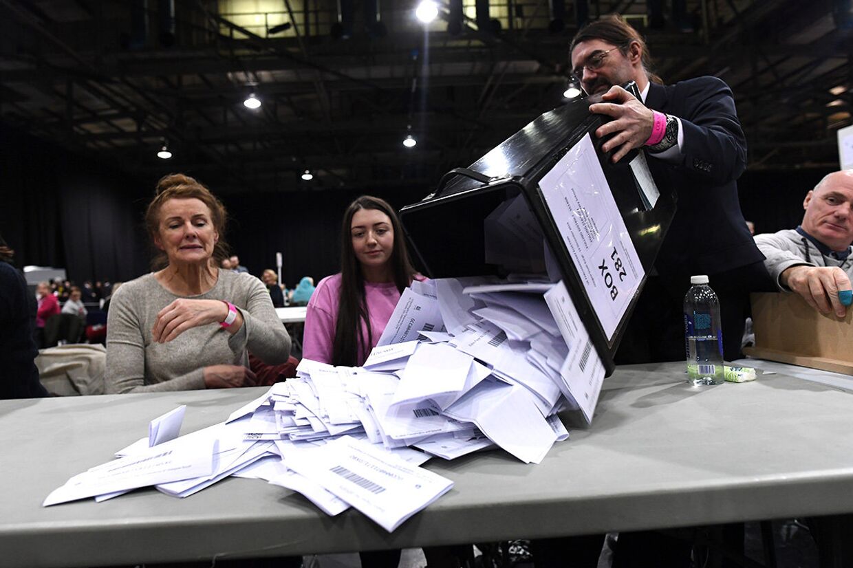 Избирательные бюллетени в центре подсчета голосов в Глазго