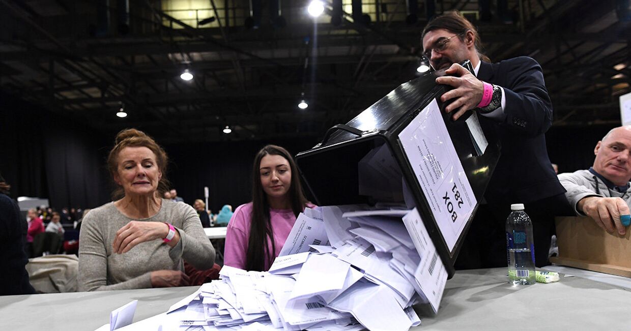 Избирательные бюллетени в центре подсчета голосов в Глазго