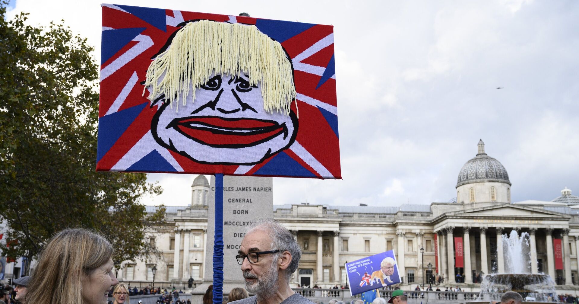 Участники акции против Brexit в Лондоне держат плакат с изображением Бориса Джонсона - ИноСМИ, 1920, 14.12.2020