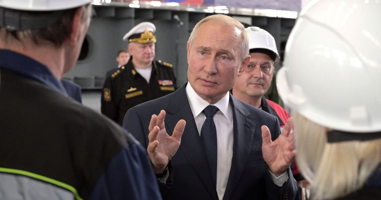 Президент РФ Владимир Путин во время общения с сотрудниками судостроительного завода Залив в Керчи