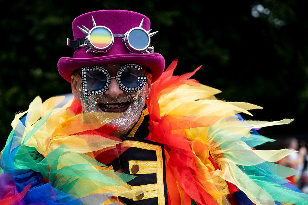 Участник ежегодного гей-парада в Лондоне