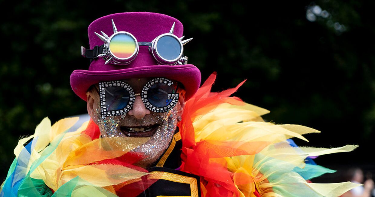 Участник ежегодного гей-парада в Лондоне